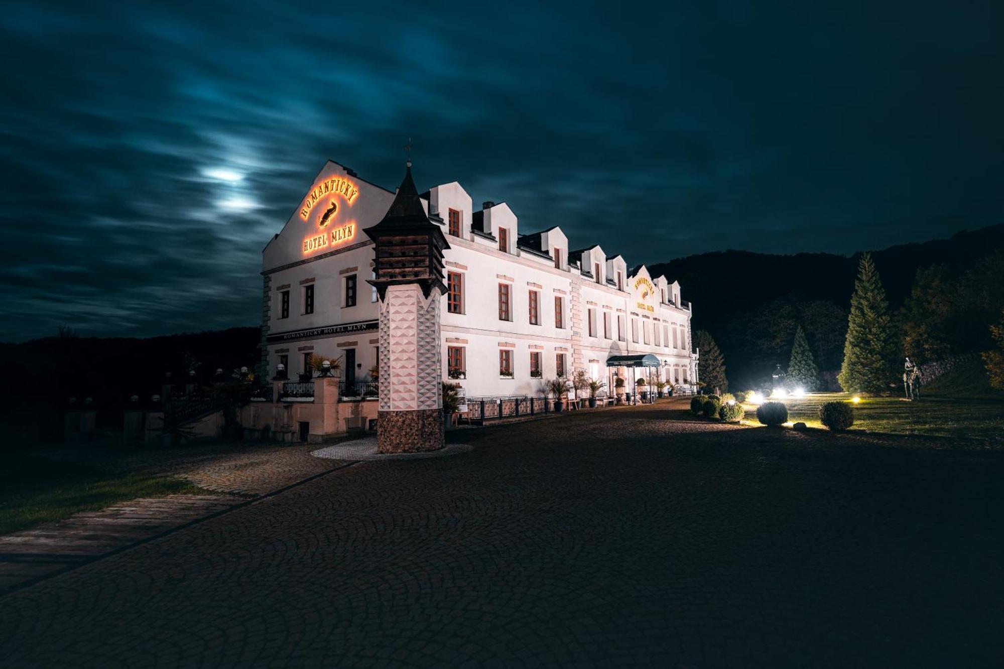 Romantic Hotel Mlyn Karlstejn Exterior photo