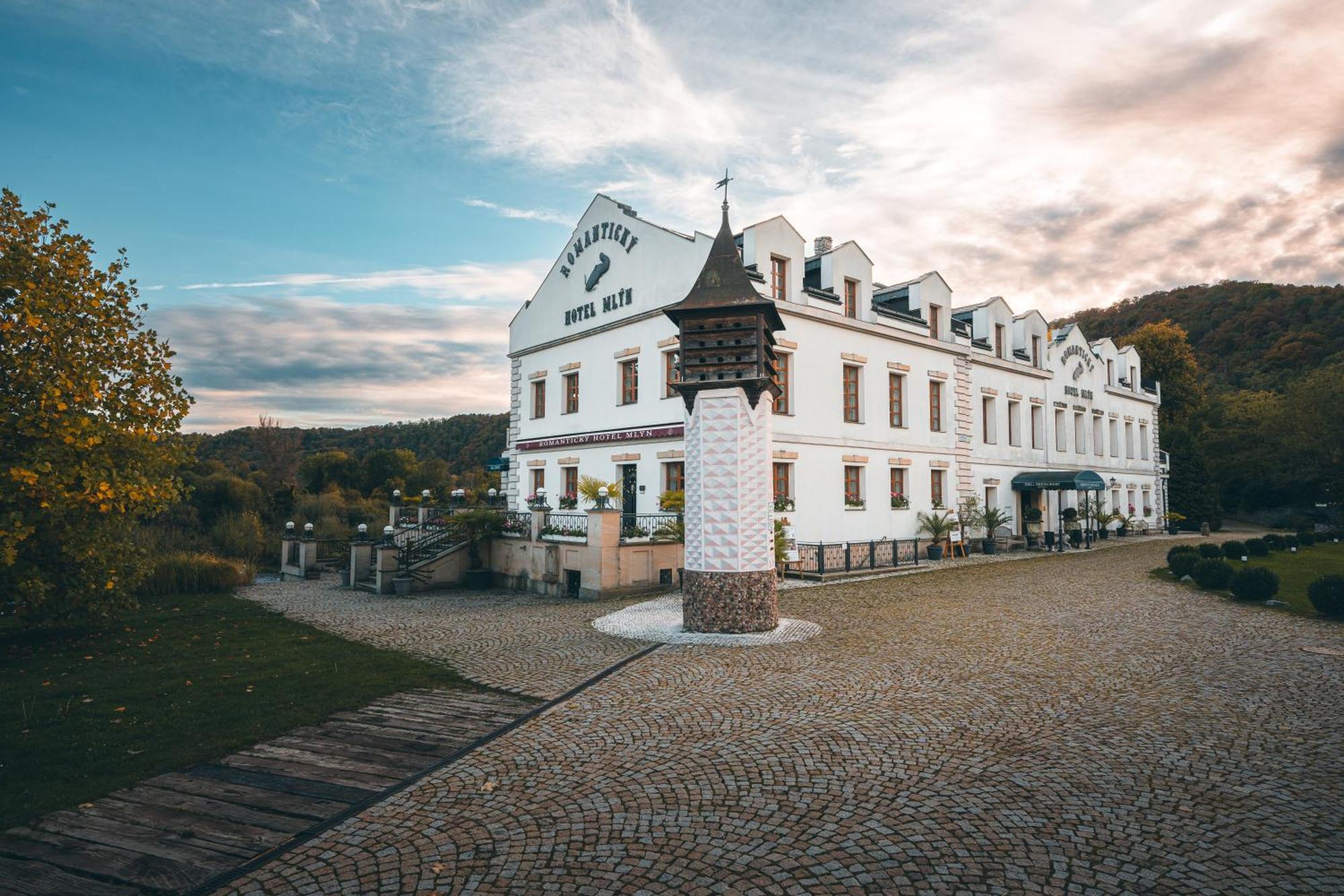 Romantic Hotel Mlyn Karlstejn Exterior photo