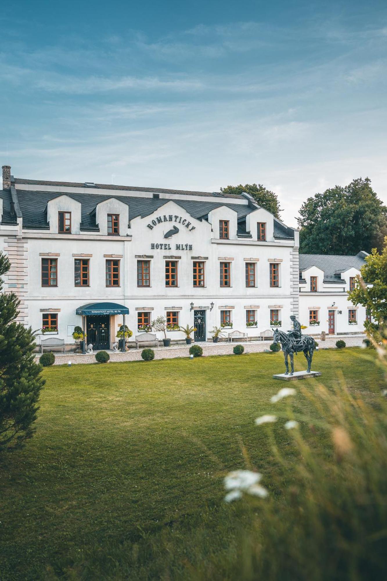 Romantic Hotel Mlyn Karlstejn Exterior photo