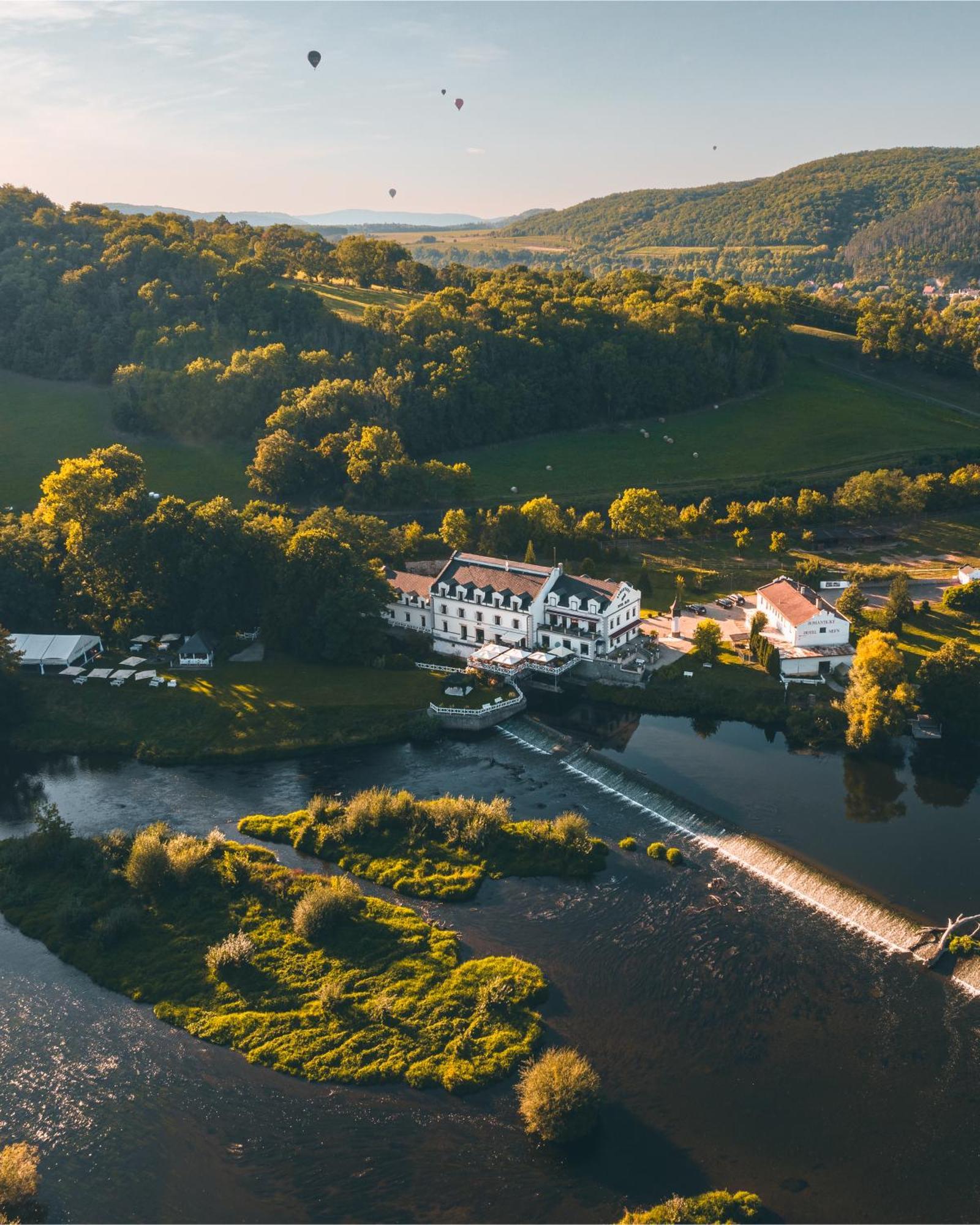 Romantic Hotel Mlyn Karlstejn Exterior photo