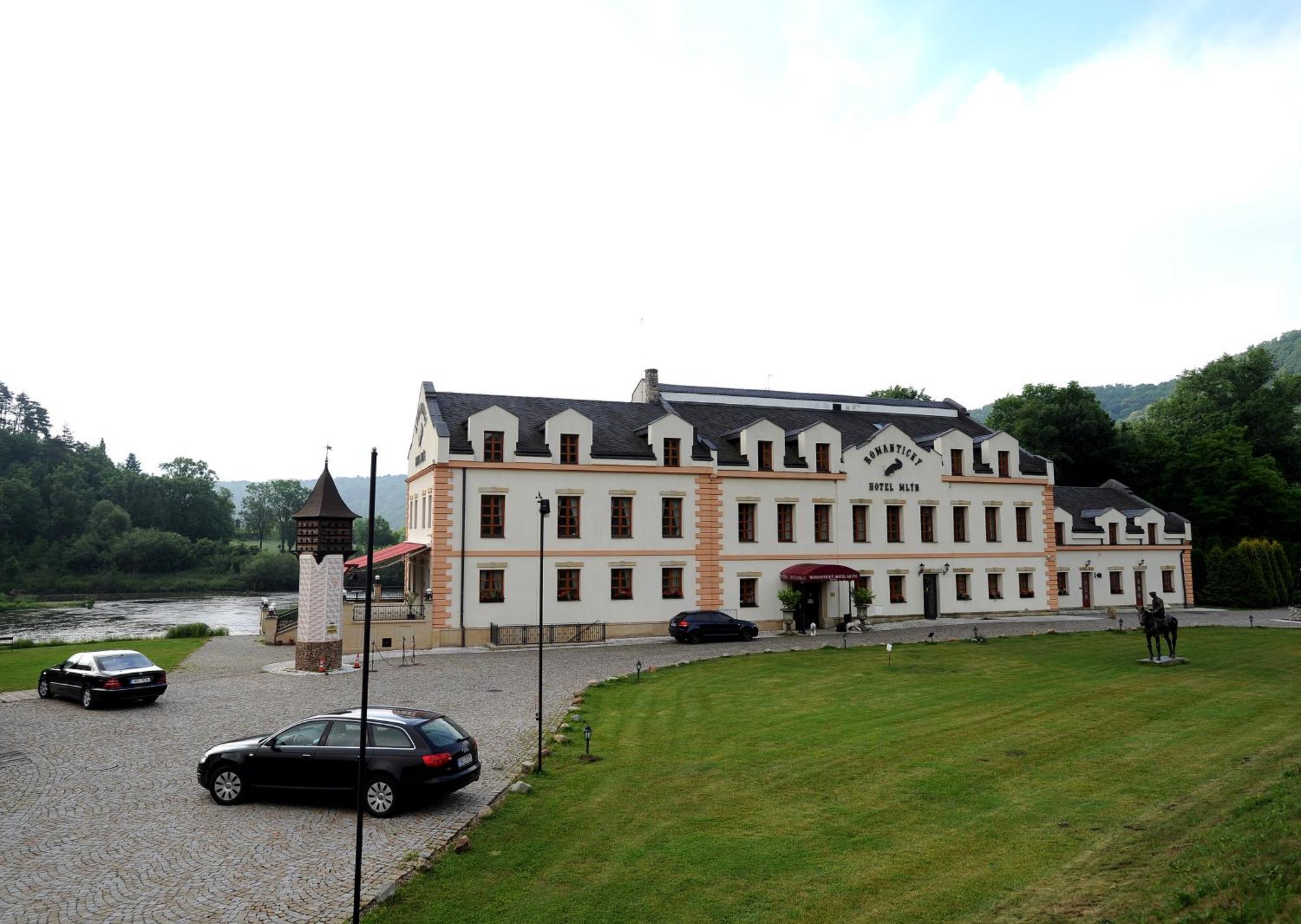 Romantic Hotel Mlyn Karlstejn Exterior photo